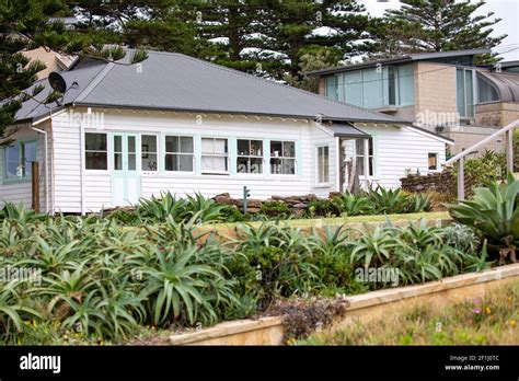 Australian Traditional Weatherboard Cottage Beside Avalon Beach In