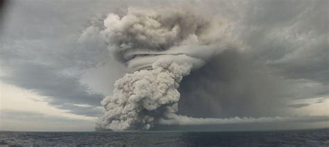 La erupción de volcán submarino provoca un tsunami en isla de Tonga