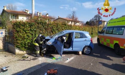 Tremendo Schianto Tra Due Auto A Malo Ferita Un Anziana Prima Vicenza