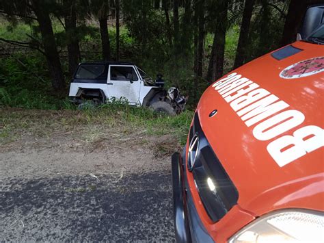 Motorista sai da pista e colide contra árvore na BR 280 em Três Barras