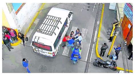 Taxista Y Motociclista Se Agarran A Golpes Por Choque De Unidades