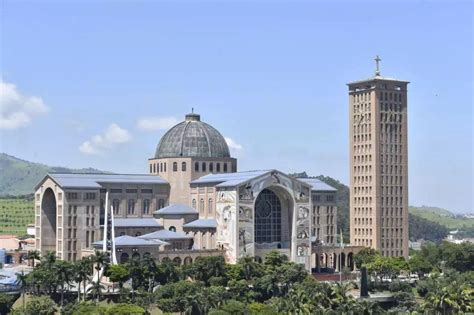 Maior Bíblia a céu aberto do mundo Fachada do Santuário Nacional de