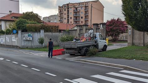 Saronno Cede L Asfalto Davanti A Cascina Cristina Arrivano Gli Operai