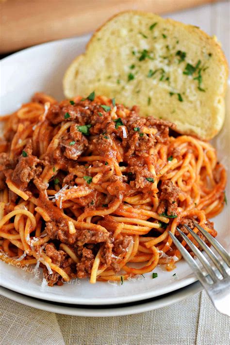 Spaghetti With Meatballs And Garlic Bread