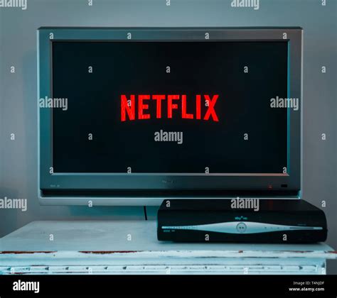 Muestra El Logotipo De Netflix En Un Televisor Netflix Es Un Servicio