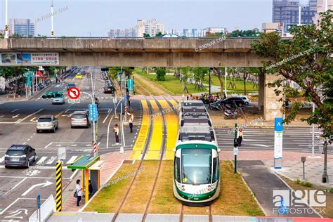 Kaohsiung Taiwan 17 Oktober 2015 CAF Urbos Straßenbahn Tram Light