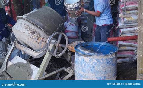 Gua De Derramamento Do Trabalhador Da Constru O No Misturador