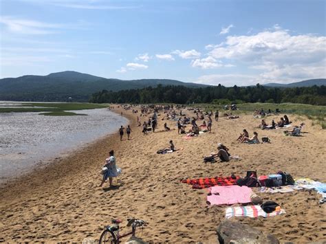 La Plage Et Le Quai De Baie Saint Paul En Voie D Appartenir La Ville