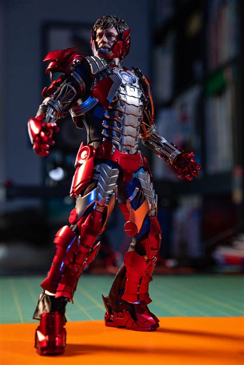 Hot Toys Iron Man MMS Tony Stark Mark V Suit Up Version Figure Page