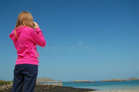 Fille Avec Des Jumelles Image Stock Image Du Blonde 19902983