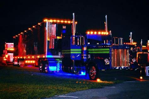 Awesome Big Rigs Love The Lights Big Trucks Cool Trucks Custom Trucks