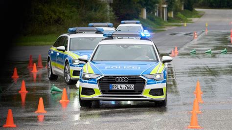 Polizei Neue Streifenwagen Mit Ps F R Autobahnpolizei Zeit Online