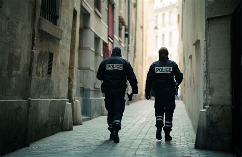 Apr S Un F Minicide Quatre Policiers Accus S De Non Assistance