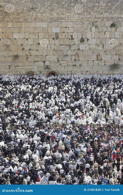 El Rezo Cerca De La Pared Occidental En Jerusalén Foto de archivo