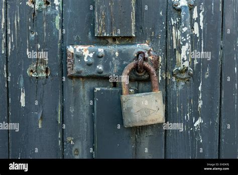 Door Padlock Hi Res Stock Photography And Images Alamy