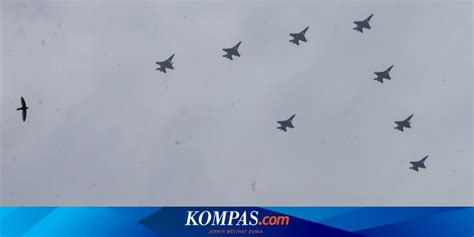 BERITA FOTO Atraksi Pesawat Tempur Meriahkan HUT Ke 77 TNI