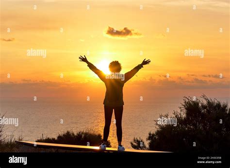 Offene Arme Silhouette Fotos Und Bildmaterial In Hoher Aufl Sung Alamy