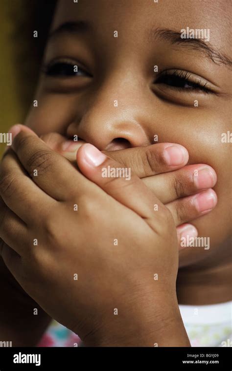 Fille Avec Une Main Sur La Bouche Banque De Photographies Et Dimages à