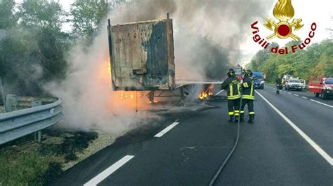 Tir Carico Di Pomodori In Fiamme Sulla Statale Il Fatto Vesuviano