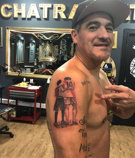 Un momento plasmado para toda la vida el Burrito Ortega se tatuó en