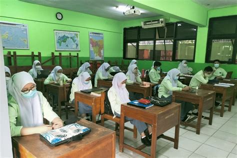 PTM SMKN 35 Jakarta Dihentikan Sementara Karena Siswa Positif COVID 19