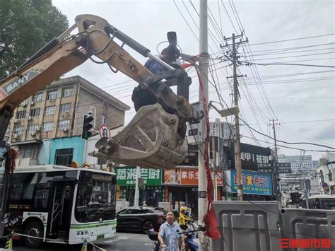 长沙街头又现“托举哥” 电缆线掉落，多位民警托举保畅通 今日关注 湖南在线 华声在线