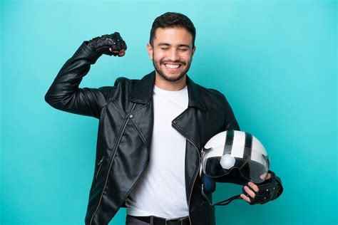 Joven Brasile A Con Un Casco De Motocicleta Aislado De Fondo Azul