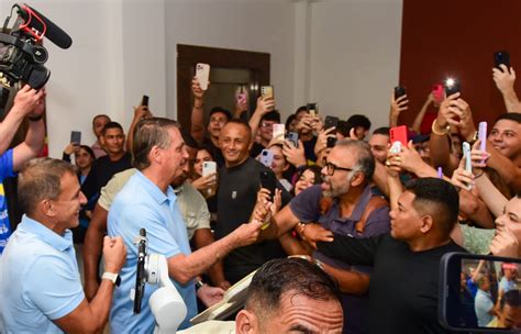 Bolsonaro Recebido Aos Gritos De Mito Mito E Abra Ado Por