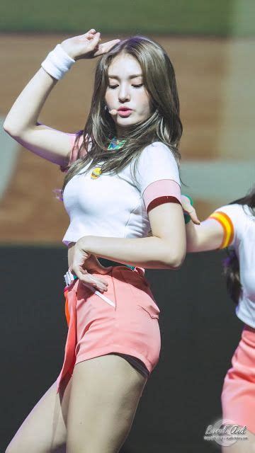 Jeon Somi 전소미 Wallpapers Kpoplocks Mujeres Asiáticas Hermosas