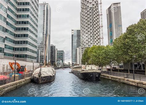 Barco En El Agua Con Edificios Modernos En Canary Wharf Fotografía