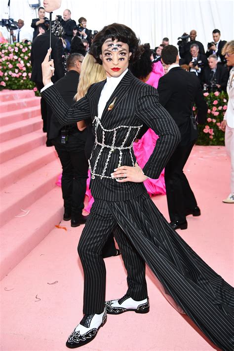 MET Gala 2019 Famosos Apostam Em Looks Extravagantes E Curiosos No