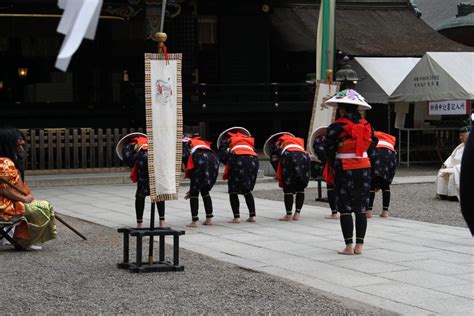 桜舞い散る田んぼに映える早乙女たちの姿。春を祝福する「香取神宮の御田植祭」｜株式会社オマツリジャパン