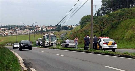 G1 Motorista se perde em curva e bate ônibus contra poste em