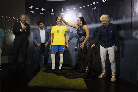 Marta é homenageada estátua no museu da seleção brasileira Que eu