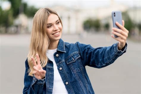 Nettes Blondes Mädchen Das Ein Selfie Nimmt Kostenlose Foto