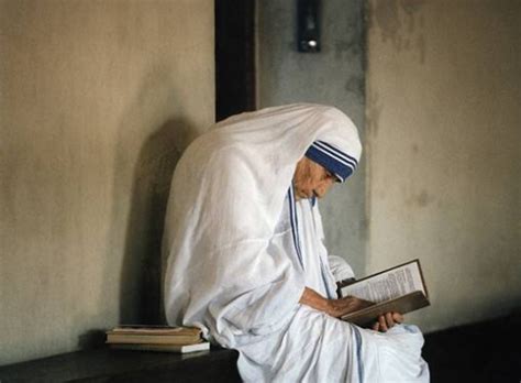 Mother Teresa Praying Rosary