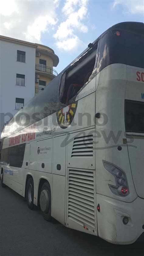 Piano Di Sorrento Ancora Un Autobus Incastrato Sotto Il Ponte Della