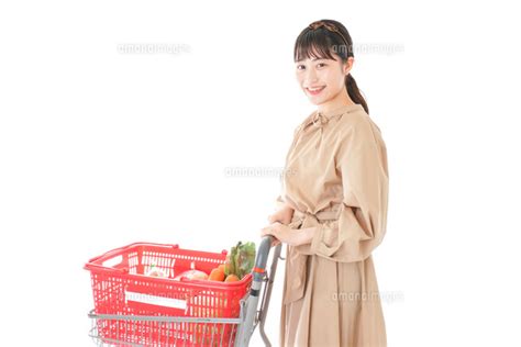 スーパーで食料品の買い物をする若い女性の写真素材 [fyi04716883] ストックフォトの Qlean Market