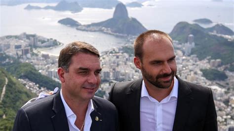 Flávio e Eduardo Bolsonaro pedem cidadania italiana Comunità Italiana