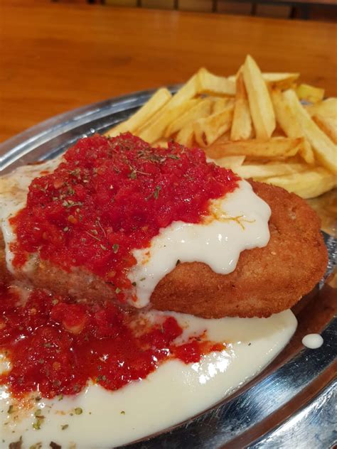 Milanesas de pollo rellenas con jamón y queso Cocineros Argentinos