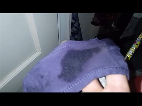 Oliendo las bragas de la cuñada XVIDEOS