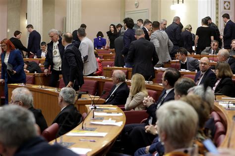 KAOS U SABORU Oporba Demonstrativno Ustala I Napustila Klupe Ovo Su