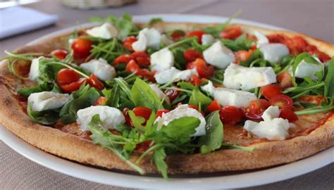 Pizza Margherita Con Rucola Buona Con I Pezzi Di Mozzarella E