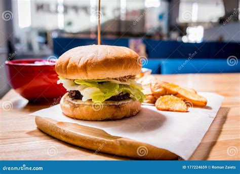 Hamburguesa De Queso Y Patatas Fritas En La Mesa De Madera Restaurante