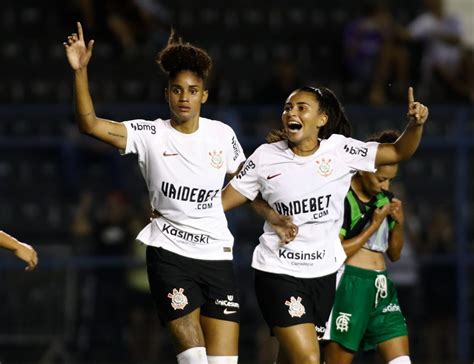 Flamengo x Corinthians onde assistir escalações desfalques e