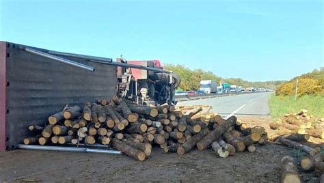 Vendée Un Camion Se Couche La87 Coupée Dans Les Deux Sens France Bleu