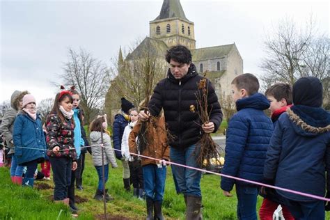 Les Enfants Plantent Une Centaine Darbres Au Parc Des Sculptures De