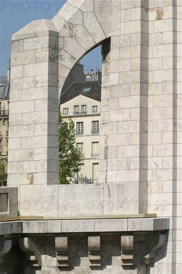 France Paris E Pont De La Tournelle Seine Arche Statue Quai De