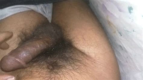 Hot И Сексуальная Волосатая Guy Крупным Планом Массирует Его Член
