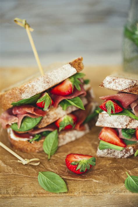 Sandwich Au Jambon Cru Labneh Maison Et Fraises Fraise Basilic